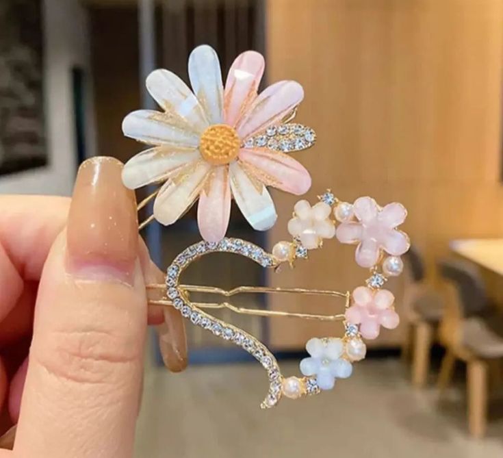 Modern women Hair Clips & Hair Pins
